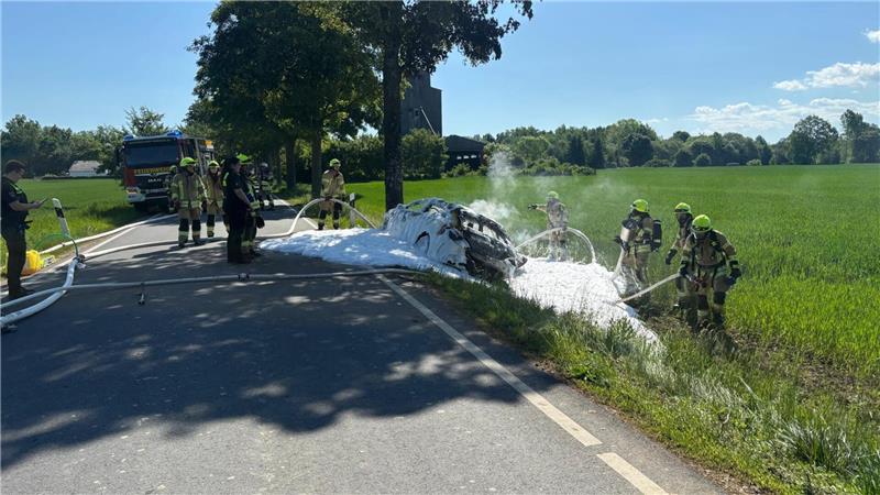 Feuerwehrmänner löschen das Feuer mit Wasser und Schaum 