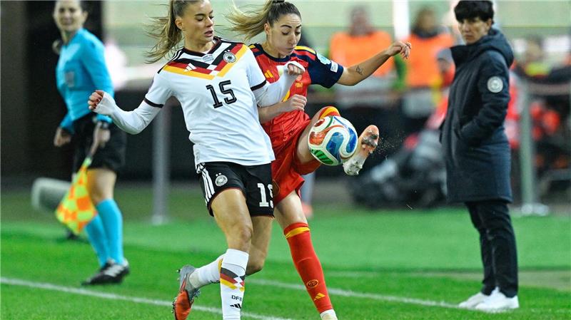 Der Einsatz stimmte: Selina Cerci (l) im Duell mit Spaniens Olga Carmona.