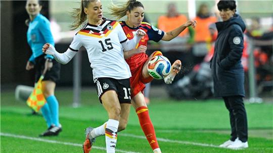 Der Einsatz stimmte: Selina Cerci (l) im Duell mit Spaniens Olga Carmona.