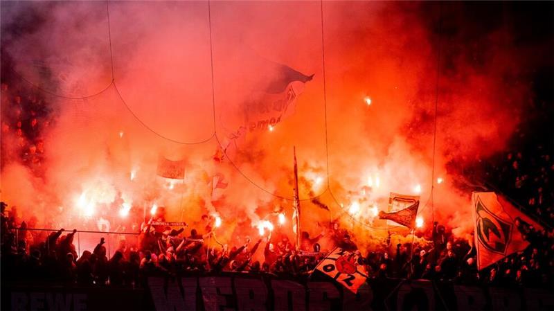 Der Einsatz von Pyrotechnik im Stadion ist Polizei und Verbänden ein großer Dorn im Auge.