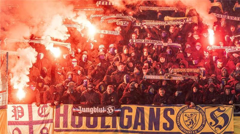 Gewalt im Fußball: Drängender Gipfel oder reiner Populismus? Der Einsatz von Pyrotechnik in Stadien sorgt bei Politikern und Verbänden regelmäßig für große Kritik.