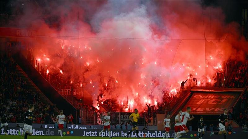 Der Einsatz von Pyrotechnik wird von Politik und Fußball entschieden abgelehnt.