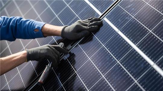 Der Einsatz von Sonnenenergie an Wohngebäuden soll dazu beitragen, den Verbrauch fossiler Brennstoffe in Deutschland deutlich zu reduzieren.