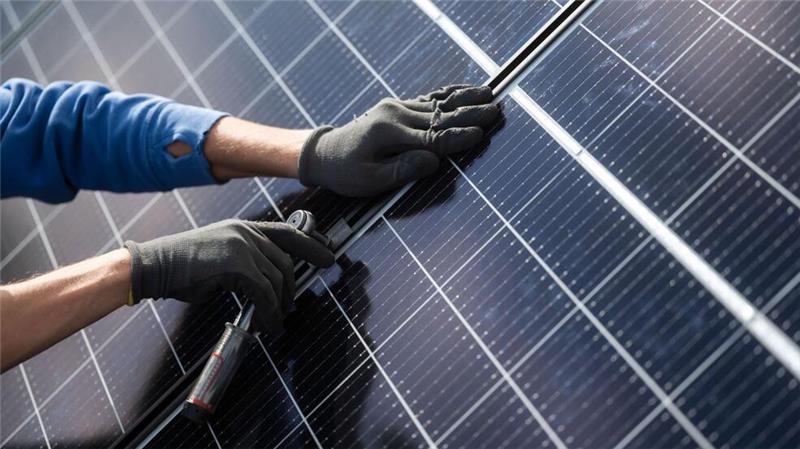 In Energiewende-Berufen fehlen immer mehr Fachleute Der Einsatz von Sonnenenergie an Wohngebäuden soll dazu beitragen, den Verbrauch fossiler Brennstoffe in Deutschland deutlich zu reduzieren.