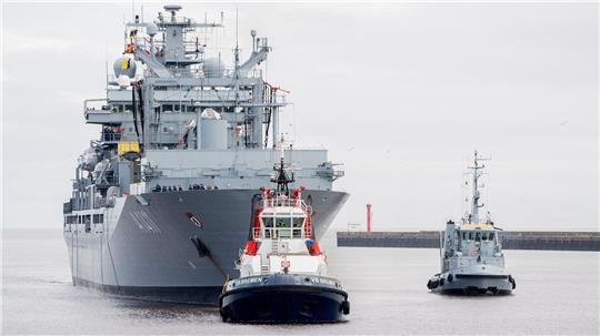 Der Einsatzgruppenversorger „Berlin“ läuft in den Hafen am Marinestützpunkt ein. Das Marineschiff ist nach einem monatelangen Einsatz nach Wilhelmshaven zurückgekehrt.