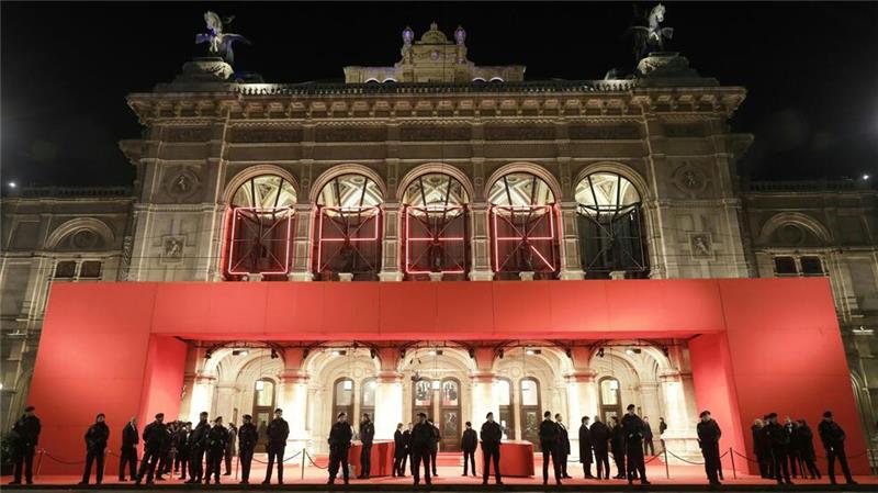Opernball glitzert ohne Lugner mit Sternchen statt Stars Der Eintritt kostet 395 Euro - Sitzplatz nicht inbegriffen.