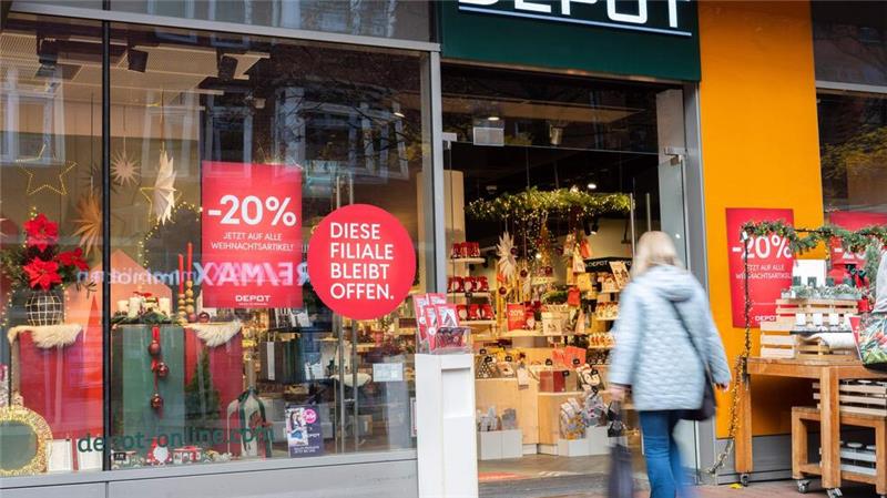 Der Einzelhändler ist in vielen Innenstädten zu finden, nun müssen zahlreiche Filialen schließen. 