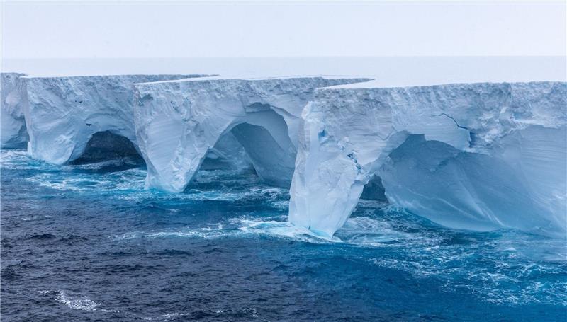 Größter Eisberg der Welt: Fotos zeigen Eisschmelze Der Eisberg A23a treibt derzeit von der Antarktis weg durch den Ozean.