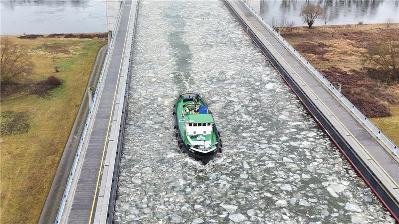Der Eisbrecher „Stier“ vom Wasserstraßen Schifffahrtsamt Magdeburg bricht mit seinen 600PS Eisschollen auf dem Mittellandkanal auf der Trogbrücke und im Oberwasser des Schiffshebewerkes Rothensee (Aufnahme mit einer Drohne). 