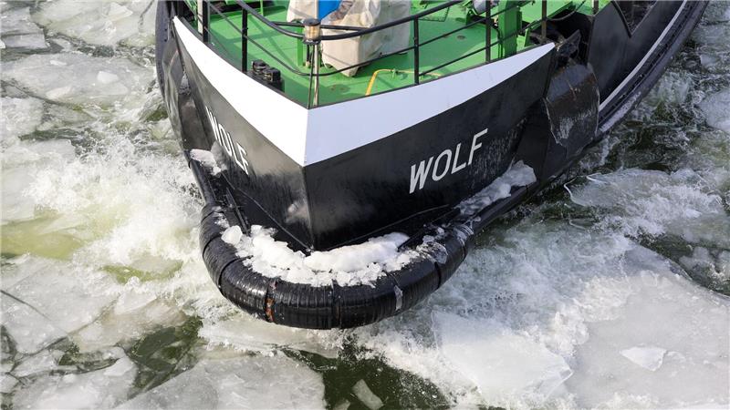 Der Eisbrecher „Wolf“ bricht mit rund 1100 PS die letzten Eisschollen auf dem Mittellandkanal auf.