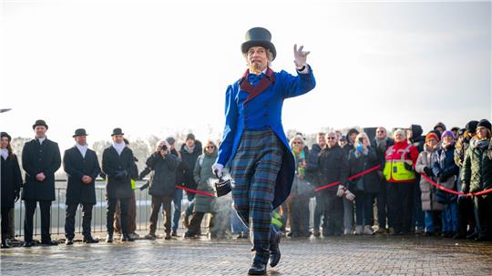 Der Eiswettenschneider gestikuliert am Ufer der Weser.