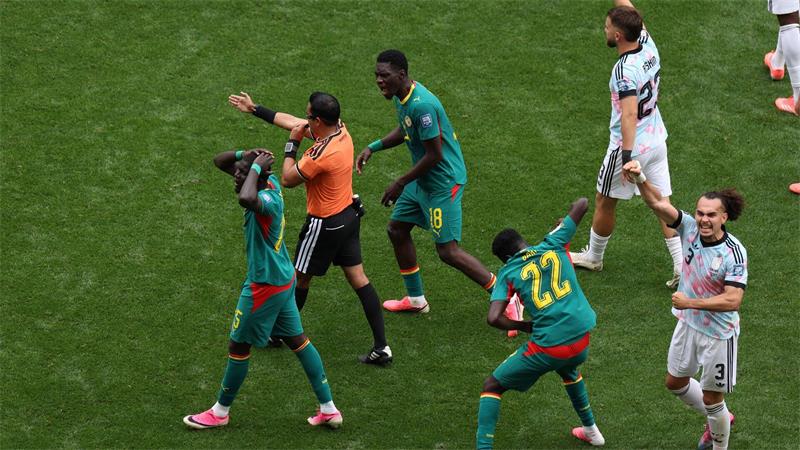 Der Elfmeter-Pfiff von Referee Martinez erzürnte die Senegalesen.
