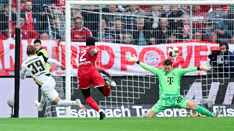 Glanzloser FC Bayern siegt mühevoll in Elversberg Der Elversberger Jubel über das Tor von Cole Campbell kam zu früh.