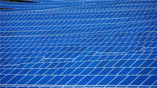 Der Ember-Analyse zufolge kommt in der EU immer mehr Strom aus erneuerbaren Energien.