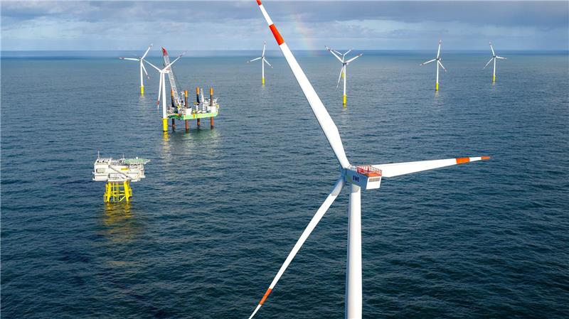 Der Energiekonzern One-Dyas will seine Erdgasförderplattform über ein zu verlegendes Seekabel mit Windstrom vom benachbarten Windpark Riffgat versorgen. (Archivbild) 
