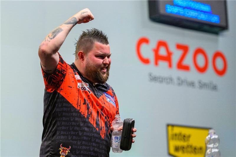 Aller guten Dinge sind neun: Kuriose Misere für Smith vorbei Der Engländer Michael Smith (ENG) jubelt in Wolverhampton über seinen ersten Major-Titel.