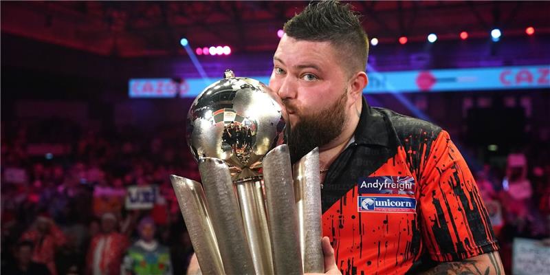 Durchmarsch in 44 Tagen: Weltmeister Smith auf dem Gipfel Der Engländer Michael Smith feiert mit der Sid Waddell Trophäe nach seinem WM-Sieg.