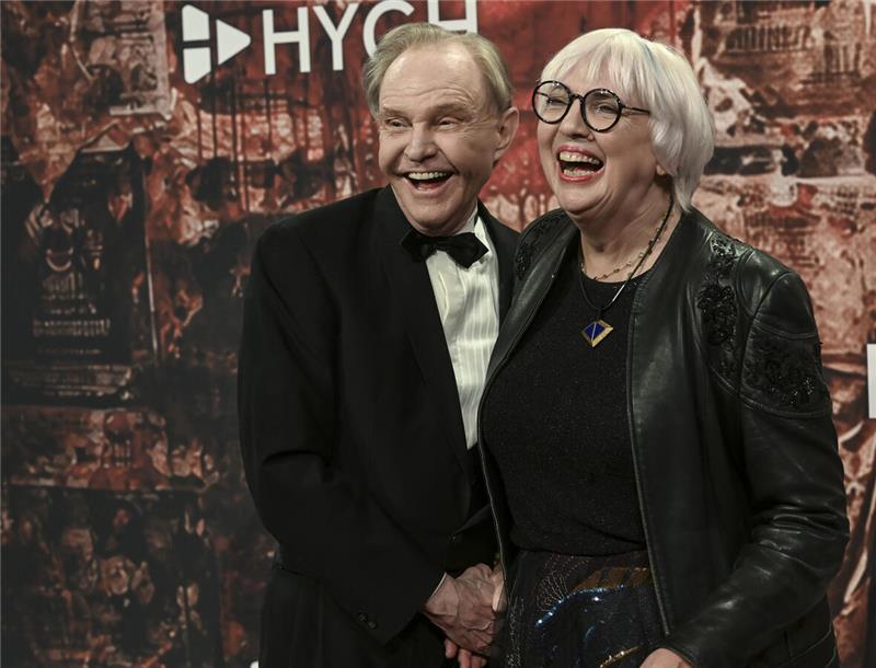 Der Entertainer Georg Preuße und die Politikerin Claudia Roth kommen zur Premier...