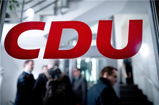 Der Entwurf für das neue CDU-Grundsatzprogramm argumentiert, der Kampf gegen Extremismus gelte denen, die Hass und Gewalt schürten und eine islamistische Ordnung anstrebten.