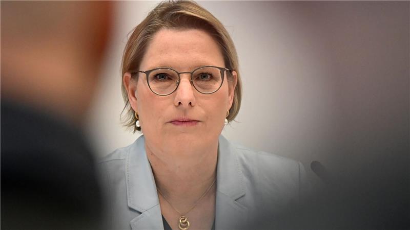 Elektronische Fußfessel für gewalttätige Ex-Partner Der Entwurf von Bundesjustizministerin Stefanie Hubig (SPD) sieht vor, dass der Antrag auf elektronische Aufenthaltsüberwachung beim Familiengericht gestellt wird. (Archivbild)