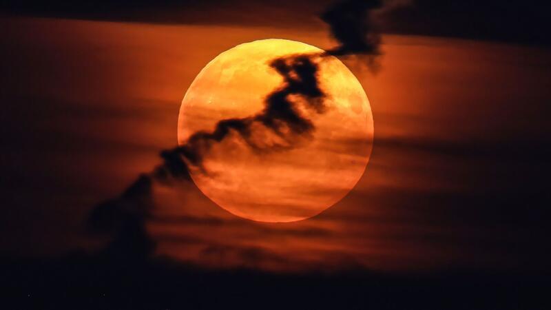 Doppelphänomen am Himmel: Vollmond mit partieller Finsternis Der Erdtrabant zeigt sich in vollem Rund mit kleinen Verfinsterungen