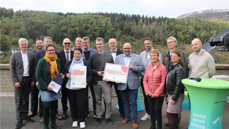 Talsperren-Projekt soll vor Dunkelflaute, Flut und Dürre schützen Der Erfolg hat viele Väter und Mütter: Zur Übergabe des Förderbescheids trafen sich Ministerin Melanie Walter (vordere Reihe, 2. von links), die Clausthaler TU-Präsidentin Sylvia Schattauer (vorn links) und Vertreter der Projektpartner an der Okertalsperre.