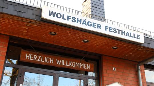 Eingang einer Veranstaltungshalle.