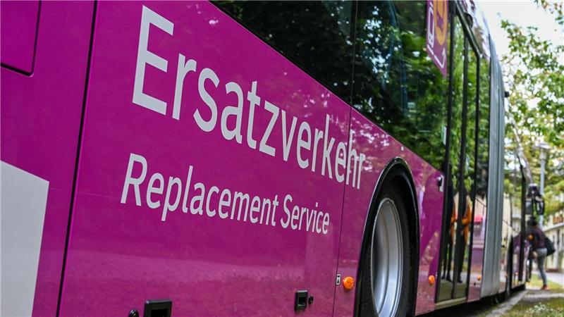 Der Ersatzverkehr mit Bussen bleibt auf vielen Linien noch bis Mitte Juni bestehen. (Archivbild)