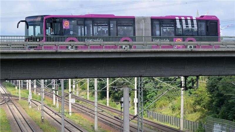 Bahn: Ersatzverkehr zwischen Hamburg und Berlin läuft stabil Der Ersatzverkehr mit Bussen läuft laut Bahn stabil.