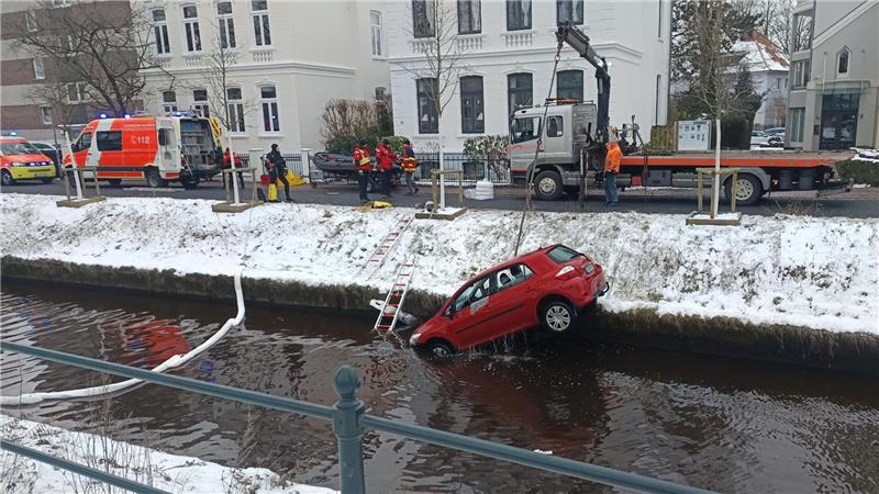 Der Ersthelfer sprang laut Polizei in den Fluss, um den Senior aus dem Auto zu retten. 