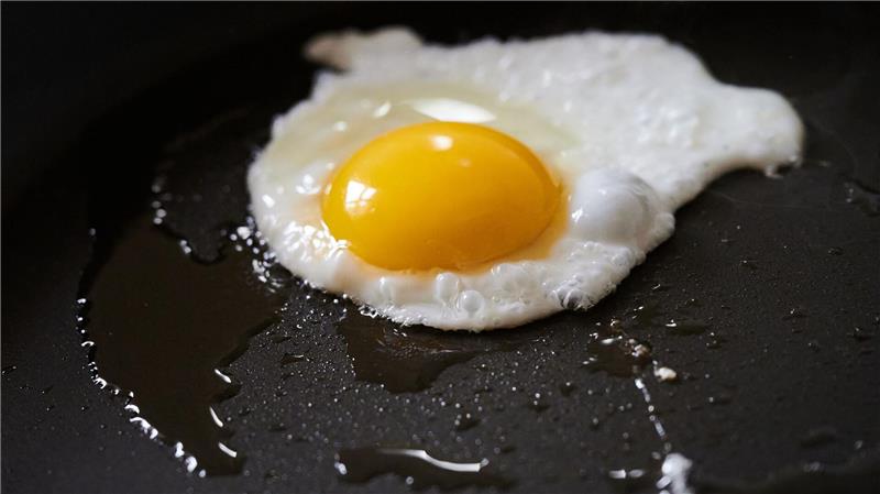 Bericht: Erzieher brät Ei in Pfanne auf heißem Schulhofboden Der Erzieher will darauf aufmerksam machen, wie schlecht das Gelände seiner Mittelschule für Hitze gemacht ist. (Symbolbild)