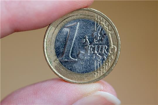 Der Euro profitiert aktuell von einer Dollar-Schwäche. Die US-Währung geriet nach der Veröffentlichung des US-Arbeitsmarktberichts für Juni unter Druck.