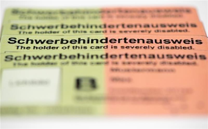 EU-Kommission will Europäischen Behindertenausweis Der Europäischer Behindertenausweis soll besondere Bedingungen und Vorzugsbehandlungen bei öffentlichen und privaten Einrichtungen ermöglichen.