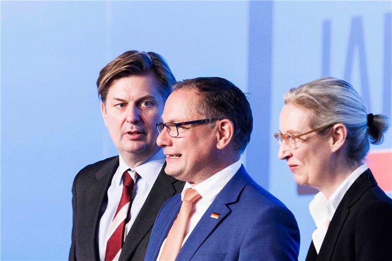 AfD-Versammlung: Rechtsnationale Töne dominieren die Reden Der Europawahl-Spitzenkandidat Maximilian Krah (l.) auf der Bühne mit den AfD-Bundesvorsitzenden Tino Chrupalla und Alice Weidel.
