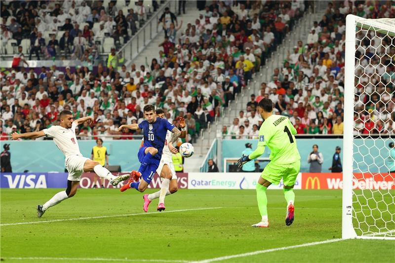 Der Ex-Dortmunder Christian Pulisic (2vl)  erzielt das 1:0 für die USA gegen den Iran.