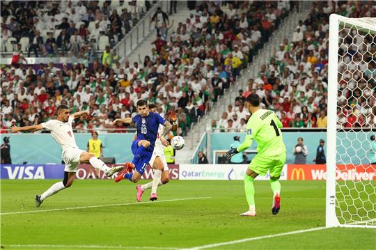Der Ex-Dortmunder Christian Pulisic (2vl)  erzielt das 1:0 für die USA gegen den Iran.