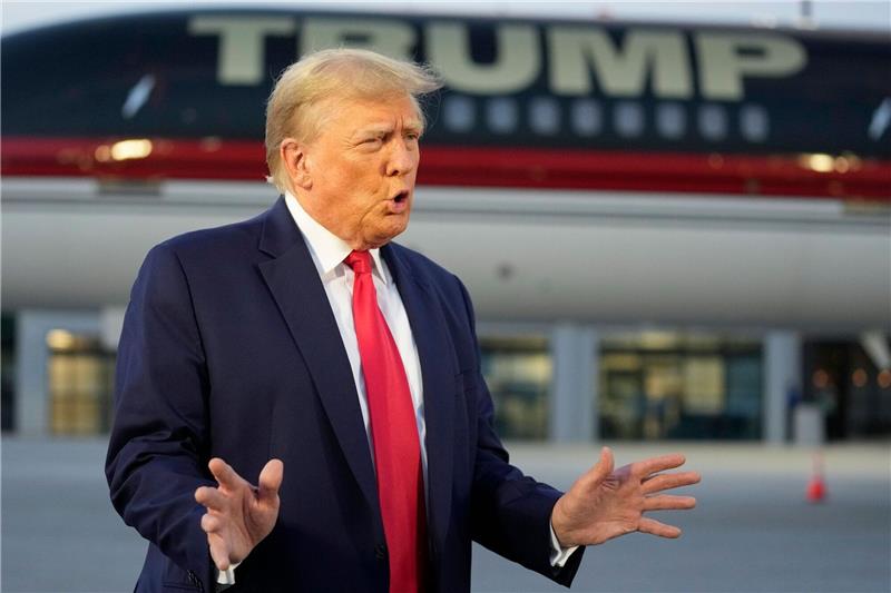 Trump postet Polizeifoto bei Twitter-Nachfolgeplattform X Der Ex-Präsident Donald Trump hat einen Beitrag bei der Twitter-Nachfolgeplattform X gepostet.