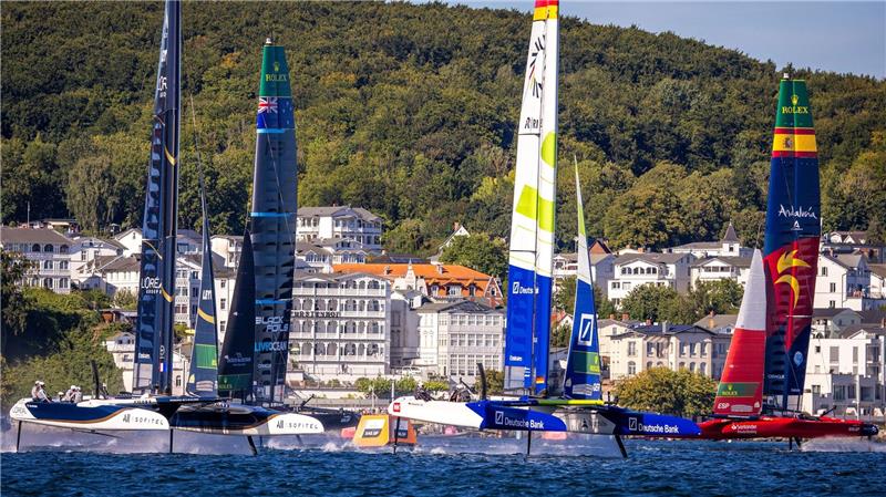 Bilder des Tages Der F50-Katamaran des deutschen Teams führt das Feld nach dem Start des dritten Rennens auf der Ostsee vor Rügen an