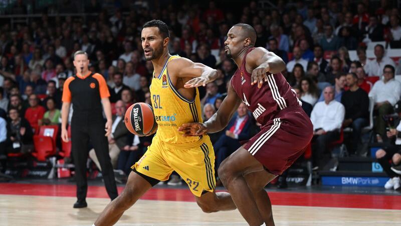 Topteams zurück im Finale: Bayern gegen Alba Favorit Der FC Bayern München um Ex-NBA-Star Serge Ibaka (r) trifft auf Johannes Thiemann und Alba Berlin.