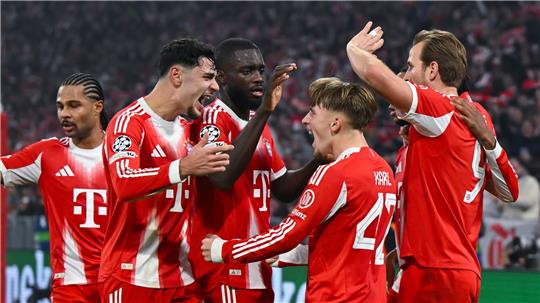 Der FC Bayern jubelt weiter über Tore von Lennart Karl (m).
