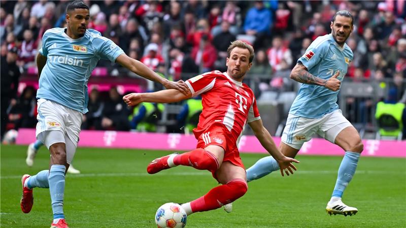 Der FC Bayern mit Torjäger Harry Kane (M) führt die Bundesliga weiter souverän an.