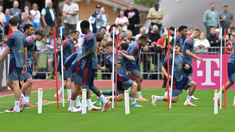 Bayern-Boss steckt Ziele ab: „Natürlich“ bleibt Olise Der FC Bayern trainiert am Tegernsee.
