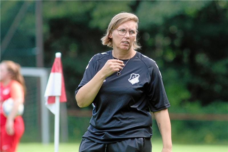 Der FC Groß Döhren mit Trainerin Susanne Steinke steht vor „schwierigen Zeiten“.  Foto: Gietemann