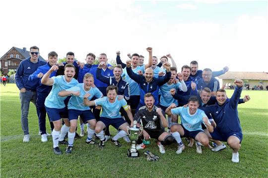 Der FC Othfresen gewinnt den Bärenkopfpokal. Der Fußball-Bezirksligist setzt sich im Endspiel von Klein Döhren gegen den VfL Liebenburg mit 4:3 nach Elfmeterschießen durch.  Foto: Neuendorf