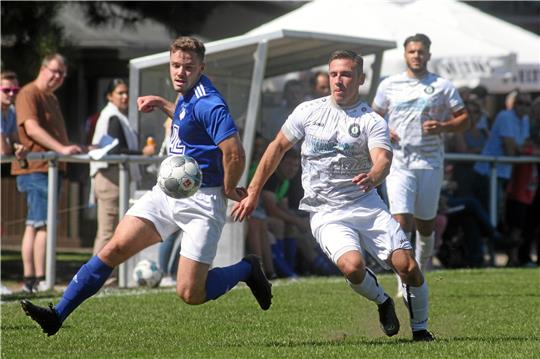 Der FC Othfresen muss sich zum Saisonauftakt mit Laurenz Schulze (li.) dem VfL Oker und Christian Funk geschlagen geben.  Foto: Gietemann