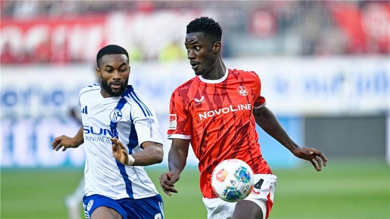 Mit Coolness vom Punkt: Lautern bezwingt Schalke Der FC Schalke 04 um Moussa Sylla (l) unterlag dem 1. FC Kaiserslautern um Maxwell Gyamfi (r).