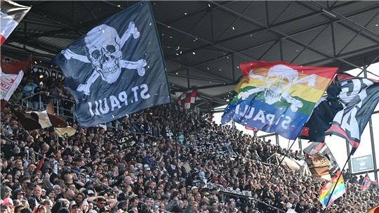 Fans gehen aufeinander los: Flaschenwürfe und Verletzte Der FC St. Pauli spielt am Wochenende in Frankfurt.