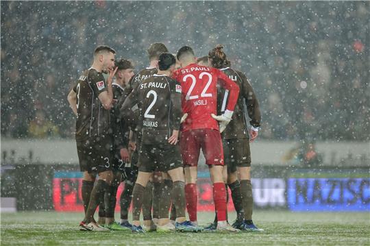 Der FC St. Pauli berät sich, nachdem er eine 2:0-Führung gegen den HSV Aus der Hand gegeben hat.