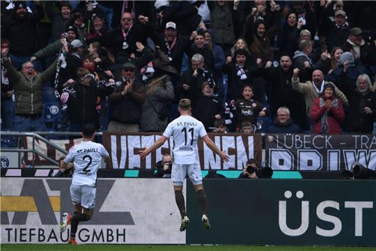 Der FC St. Pauli sicherte sich bei Hannover 96 drei wichtige Punkte im Kampf um den Bundesliga-Aufstieg.