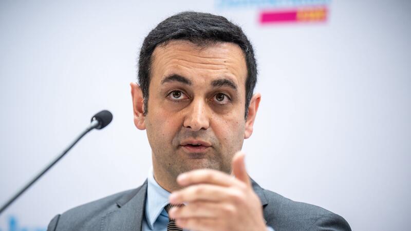 Der FDP-Generalsekretär glaubt, dass die Grünen bei Abschiebungen auf der Bremse stehen. (Archivbild)